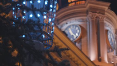 Belediye binası akşamları çok güzel parlıyor. Stok görüntüleri. Tarihi binanın arka planında çelenk olan sokak lambası. Belediye binasında saat kulesi var.