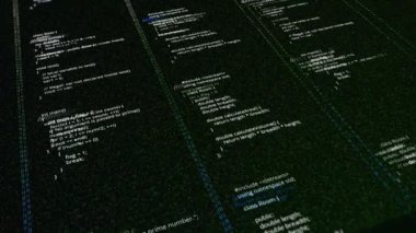 Matris kodunu değiştirmekten. Animasyon. Matrix için kaynak kodlu alan. Kod yazımlı Matris yazılımı