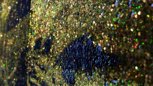 Gros plan sur la texture dorée des sequins brillants. Concept. Beau tissu avec des millions de minuscules paillettes lumineuses, tissu pour costume de scène. — Video