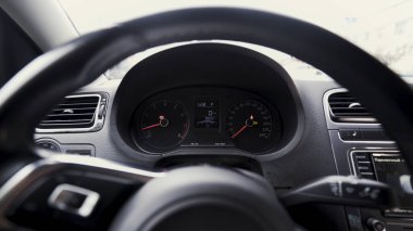 Direksiyonun arkasında gösterge paneli olan bir yolcu vagonunun içine bak. Başla. Motor hız ölçeklerini, ulaşım kavramını kapat.