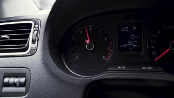 Vista interior de un coche de pasajeros con un salpicadero. Acción. Primer plano de la escala de velocidad del motor con flecha ascendente, concepto de transporte. — Vídeos de Stock