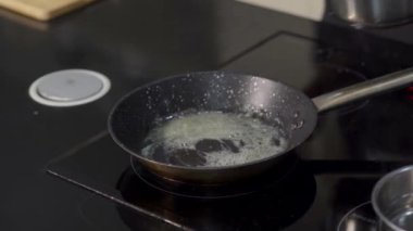 Patates kızartan profesyonel aşçıya yakın çekim. - Sanat. Aşçı tavada çiğ patates kızartıyor. Aşçı kızartma tavasında patates ile bir yemek hazırlar.