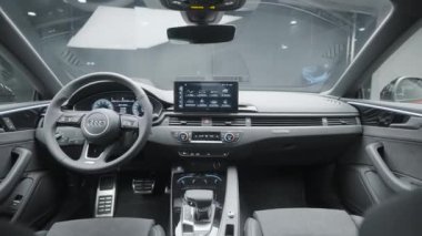 Almanya, Berlin - Mart 2021: Yeni arabanın modern siyah iç mimarisi. Başla. Audi 'nin yeni arabasının şık ve gelişmiş iç tasarımı. En son tasarım ve teknoloji.