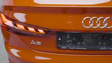 Almanya, Berlin - Mart 2021: Dış tasarım modu. Başla. Audi şirketinin yeni arabasının şık, parlak tasarımı. Parlak ve parlak yeni araba rengi