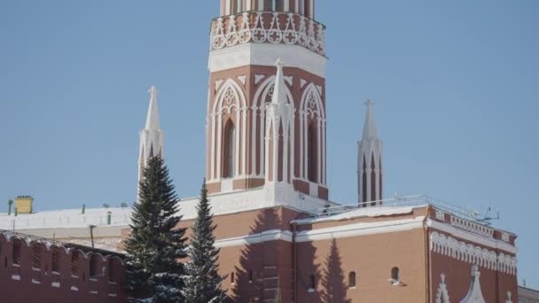 Nikolskaja tornet i Moskva Kreml. Börja. Botten utsikt över historiska röda tegeltorn på bakgrunden av blå himmel. Vackert torn på Röda torget i Ryssland — Stockvideo