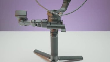 Moskova, Rusya - Aralık 2020: Steadicam 'da profesyonel kamera. Başla. Kamera otomatik kontrol kipleriyle elektrik dengeleyicisine monte edildi