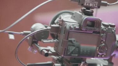 Profesyonel kamera dengeleyicide. Başla. Otomatik dengeleyiciye bağlı kablolu kamera. Film ve video çekmek için yeni teknolojiler