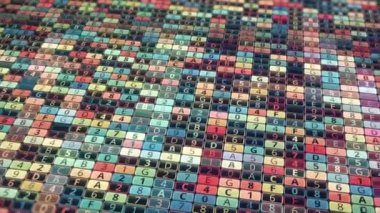 Renkli sayılar ve harfler hızla değişen harflerle dolu bir ekranla yüksek teknolojili matematik taraması. Animasyon. Yanıp sönen karakterli, kusursuz döngülü küçük hücreler dizileri.