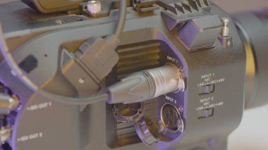 Moskova, Rusya - Aralık 2020: İzole edilmiş arka planda yeni profesyonel kameranın yakın çekimi. Başla. Film çekmek için kamera otomatik dengeleyiciye monte edilir