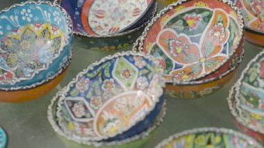 Doğu desenli bardaklara yakın çekim. Başla. Satılık renkli desenli güzel yemek kaseleri. Türk pazarında doğuya özgü desenli yemekler