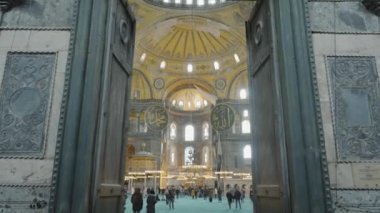Doğu Camii 'nde. Başla. Ayasofya 'nın İstanbul' daki iç kesimi. İçinde bir sürü turist olan güzel Türk tapınağı