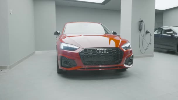 Německo, Berlín - březen 2021: Krásné nové audi auto. Akce. Nový model auta od Audi v autosalonu. Nové auto se stylovým vnějším designem a výkonným motorem — Stock video