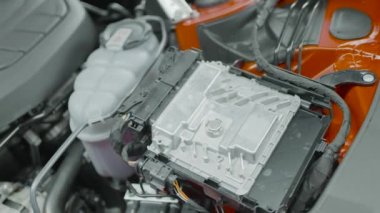 Kaputun altındaki arabanın içine yakın çekim. Başla. Yeni arabanın kaputunun altındaki güçlü motor. Yeni markalı arabanın içinde.