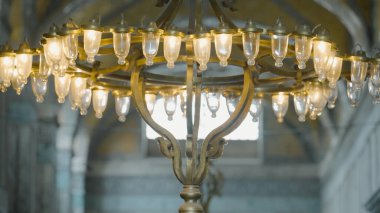 Cami kubbesindeki güzel lamba. Başla. Eski avize tapınağın ortasında asılıdır. İslam Katedrali 'nin içinde güzel bir avize