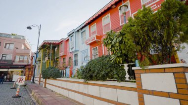 Güney tarzında konut binaları. Başla. Güneşli bir günde güzel binaları olan bir cadde. Güneydeki konut binalarının mimarisi.