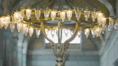 Cami kubbesindeki güzel lamba. Başla. Eski avize tapınağın ortasında asılıdır. İslam Katedrali 'nin içinde güzel bir avize