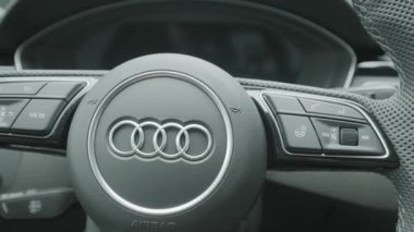 Almanya, Berlin - Mart 2021: Yeni arabasında düğmeleri olan direksiyona yakın çekim. Başla. Audi 'den gelen düğmeli direksiyonun şık tasarımı