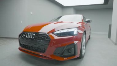 Almanya, Berlin - Mart 2021: Araba galerisinde yeni araba. Başla. Audi 'den yeni bir arabanın dış tasarımı. Çekici araba galeride sunuldu