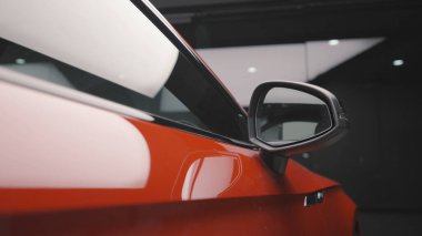 Alışveriş merkezinin otoparkındaki temiz, parlak, yeni araba standlarını kapatın. Başla. Garajdaki lüks kırmızı araba kapısı..