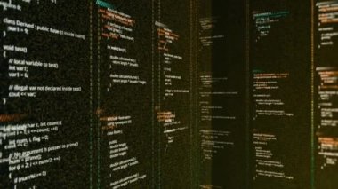 Bir bilgisayar ekranında çalışan sütunlarda rastgele kod, şifre ya da program kaynak kodu koyu arkaplanda kayıyor. Animasyon. Eski moda bilgisayar kodu, kusursuz döngü.