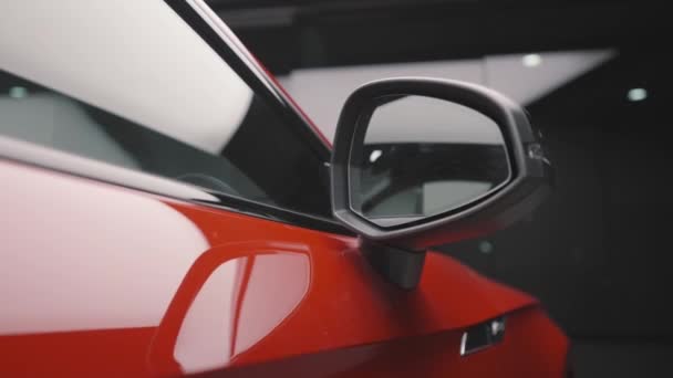 Primer plano de puestos limpios, brillantes y nuevos en el estacionamiento del centro comercial. Acción. Hermosa puerta lateral de coche rojo de lujo en el garaje. — Vídeos de Stock