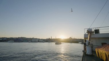 Şehir sahil manzaralı bir teknede yelken açmak. Başla. Şehrin güzel kıyıları yüzen tekneden görülebilir. Türk kıyılarında tekne gezisi