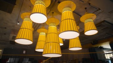 Tasarımcı Chandelier abajur. Başla. Şık iç mekan için çeşitli avizelerin modern kompozisyonu. Ilık ışıklı abajurlu avizeler