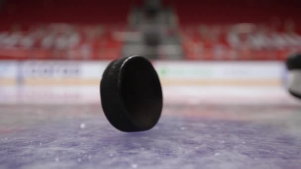 Close-up van puck die op ijs valt. Actie. Puck valt langzaam en episch in ijs. Mesmerizing puck daling voor de impact. Sport en hockey — Stockvideo