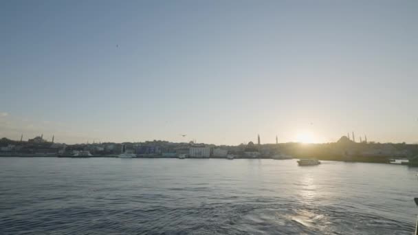 Segling på båt med utsikt över kusten med staden. Börja. Vacker kust med stad syns från flytande båt. Båttur på turkiska kusten — Stockvideo