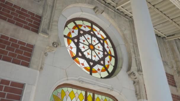 Estação Ferroviária Turca. Acção. Belo exterior do antigo edifício da estação ferroviária com vitrais. Edifício histórico da estação ferroviária em Istambul — Vídeo de Stock