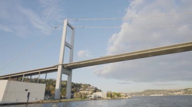 Köprünün altından geçen teknenin görüntüsü. Başla. Boğaz üzerindeki asma köprünün alt manzarası. İstanbul 'da Asma Köprü