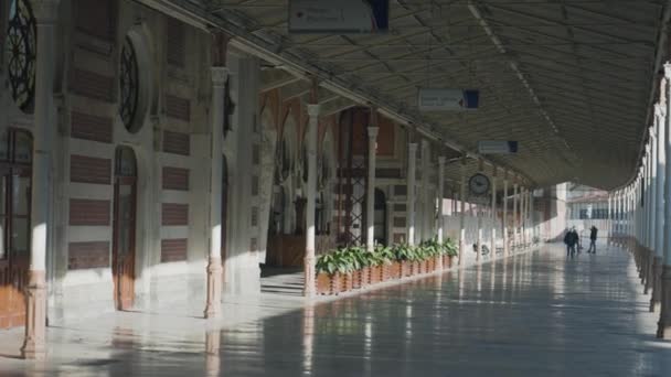 Gare Turque. L'action. Belle extérieur de l'ancien bâtiment de la gare avec vitraux. Bâtiment historique de la gare d'Istanbul — Video
