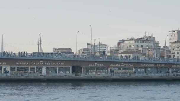 Ταξιδεύοντας στην όμορφη ακτή της Κωνσταντινούπολης. Πάμε. Ζωηρή ακτή με σπίτια και ιστορική αρχιτεκτονική της τουρκικής πόλης. Σπίτια, άνθρωποι και τζαμιά στις ακτές της Κωνσταντινούπολης — Αρχείο Βίντεο