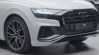 Almanya, Berlin - Mart 2021: Araba galerisinde yeni arabanın güzel tasarımı. Başla. Audi 'nin yeni araba modelinin dış tasarımı. Araba galerisinde şık ve güçlü bir araba.