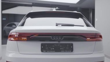 Almanya, Berlin - Mart 2021: Araba galerisinde yeni arabanın güzel tasarımı. Başla. Audi 'nin yeni araba modelinin dış tasarımı. Araba galerisinde şık ve güçlü bir araba.