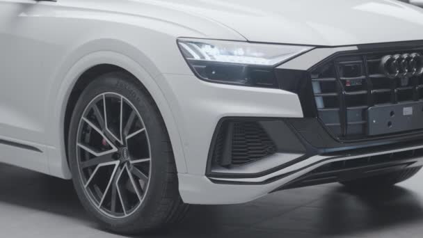 Tyskland, Berlin - Mars 2021: Vacker design av ny bil i bilhandlare. Börja. Exteriör lyxdesign av ny bilmodell från Audi. Snygg och kraftfull bil i bil återförsäljare — Stockvideo