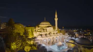 Geceleri fenerli cami. Başla. Gece fenerlerle aydınlatılan camii ile Türk kentinin güzel manzarası. İstanbul 'un arka planında gece parlayan cami