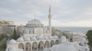Bulutlu gökyüzünün arka planında güzel beyaz bir cami. Başla. Büyük tarihi olan Büyük Cami, dünyanın dört bir yanından gelen turistleri çekiyor. İstanbul Camileri