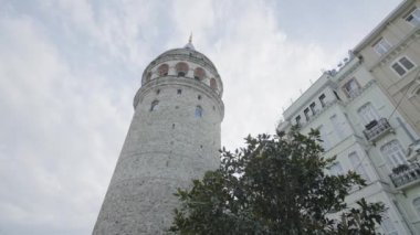 Konut binaları olan Galata Kulesi. Başla. Eski yerleşim yerinin merkezindeki ortaçağ kulesinin görüntüsü. İstanbul 'da Galata Kulesi yakınlarındaki konut binaları
