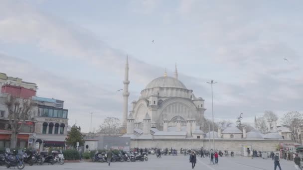 구름낀 하늘 배경의 아름다운 흰 모스크. 행동. 웅장 한 역사를 지닌 그랜드 모스크는 전 세계에서 관광객들을 끌어 들인다. 이스탄불의 모기 — 비디오