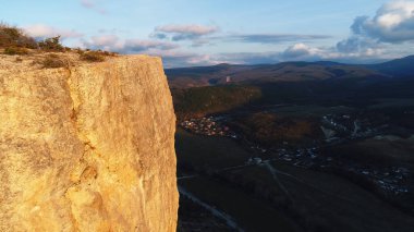 Uçurum kenarı ve vadide bulunan bir köy ile huzurlu bir doğal altyapı. Vuruldu. Ekoloji ve güzel doğa konsepti.