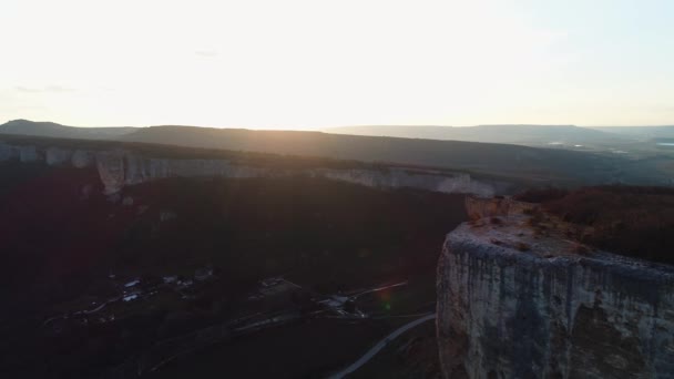 Luftaufnahme über erstaunliche Felsen und den Sonnenaufgang. Schuss. Atemberaubende Landschaft mit Steinklippen und der Ebene weit in der Ferne. — Stockvideo