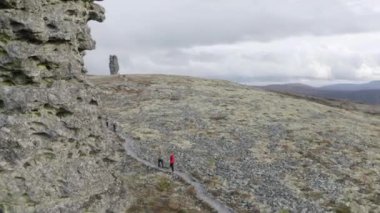 Meşhur turistik ilgi, taş sütunlar Manpupuner, Komi Cumhuriyeti, Rusya. Şarjör. Yürüyüşçülerden oluşan bir grubun nefes kesen yerleri keşfetmesi..