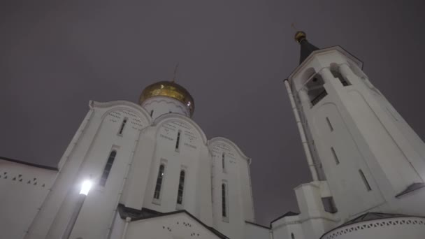Botten utsikt över en stor och vacker vit kyrka med guldkupol. Lagerbilder. Tempel på natthimlen bakgrund, begreppet tro och religion. — Stockvideo