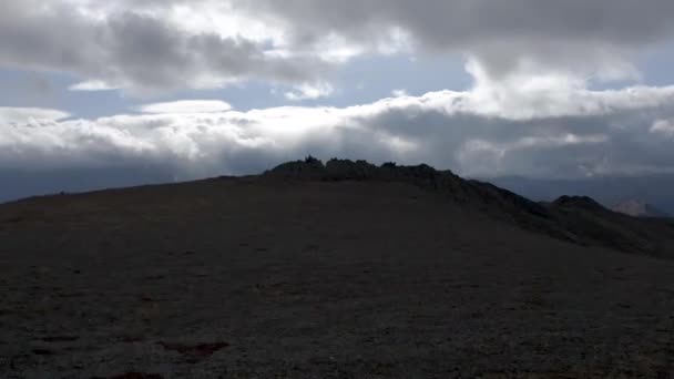 Kamera bewegt sich auf einen Berggipfel entlang des grünen Hangs zu. Clip. Luftaufnahme eines grünen Hügels Pickel auf bewölkten Himmel Hintergrund. — Stockvideo