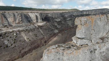 Kayalık geçitte uçuyor. Vuruldu. Gri vadide kayalık uçurumlarla dolu bir kuadrokopter üzerinde uçuyorlar. Gri taşlı küçük bir vadi. Kayalık geçitteki kuadrokopterden muhteşem bir görüş ve uçuş.