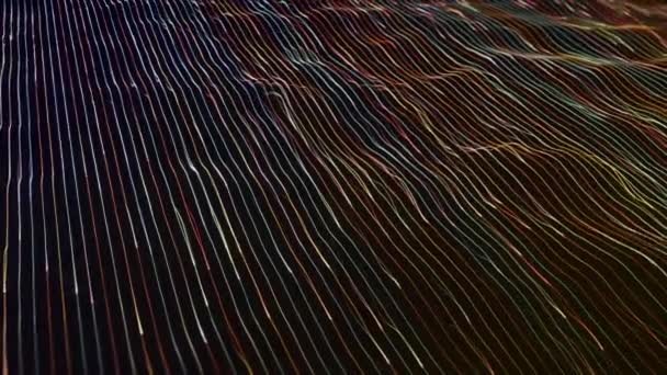Абстрактный красочный фон с градиентными узкими линиями, образующими бесконечные волны, бесшовный цикл. Анимация. Красочные гибкие полосы, движущиеся на темном фоне. — стоковое видео
