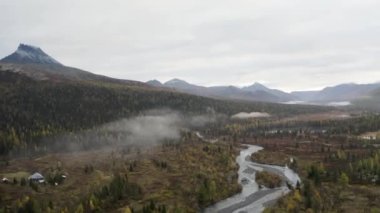 Nepal 'deki Langtang Vadisi' nin güzel manzarasının havadan görüntüsü. Şarjör. Yeşil ve sarı ormanın, dağ sırasının ve yeşil tarlaların üzerindeki alçak bulutlarla nefes kesici sonbahar manzarası..