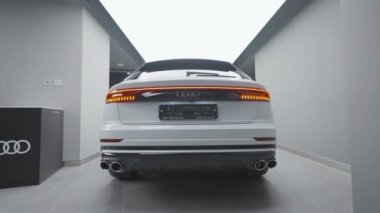 Almanya, Berlin - Mart 2021: Araba galerisindeki yeni araba manzarası. Başla. Yeni arabanın dikiz tasarımı çok şık. Audi şirketinden yeni otomobil modelinin dış tasarımı