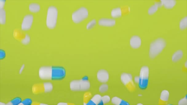 Unzählige bunte Pillen und Tabletten fallen in Zeitlupe auf gelben Hintergrund. Animation. Mehrfarbige Medikamente, Gesundheitskonzept. — Stockvideo